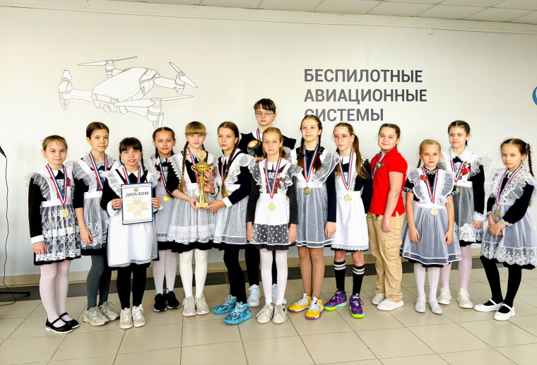 Торжественная линейка с церемонией поднятия Государственного флага и исполнением гимна Российской Федерации.